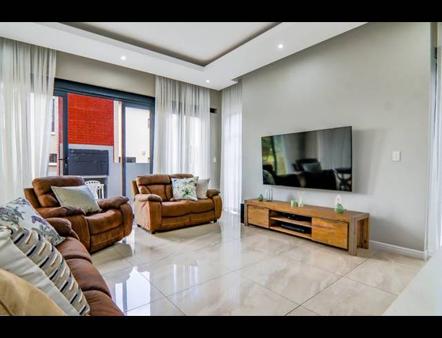 5 BEDROOM HOUSE FOR SALE IN COPPERLEAF ESTATE